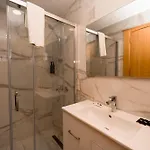 Loca Centre מלון *