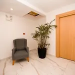 Loca Centre מלון