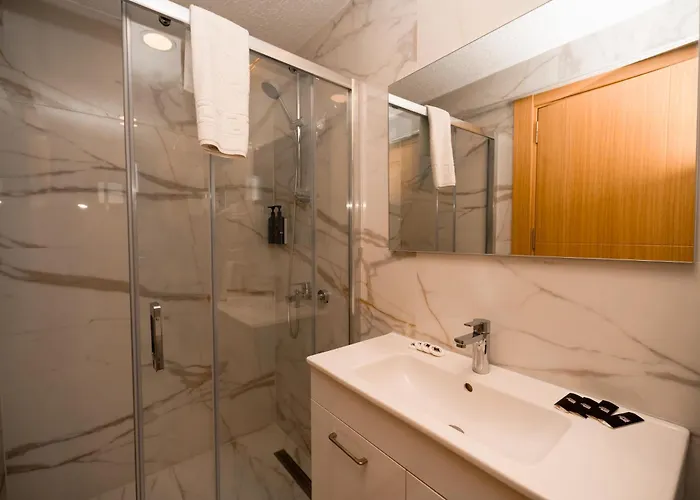 Loca Centre Отель *